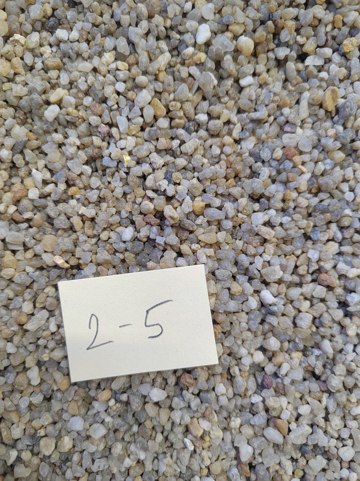 Кварцевый песок для площадок фр. 2-5 мм.  купить в Санкт-Петербурге фото 