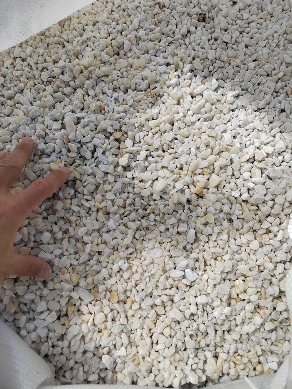  Мраморная крошка, щебень, цвет-белый, фр. 5-10 мм.  купить  в Санкт-Петербурге мрамор белый, айвори, молочный мраморная каменная крошка ландшафтная 9500 руб/т   фото 