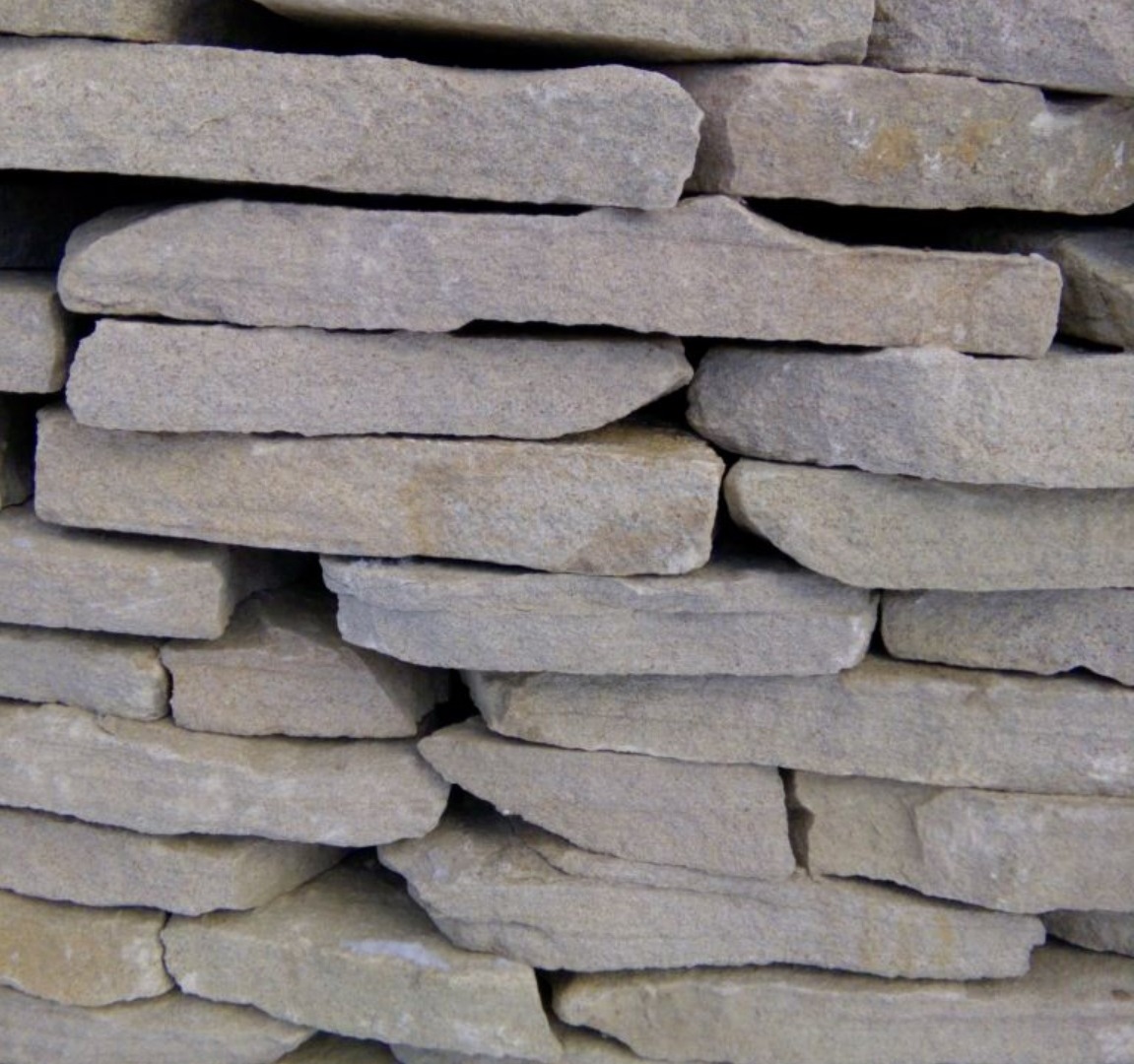 Песчаник пластушка светло-серый (2,0 см)  купить  в Санкт-Петербурге плитняк- ластушка светло-серый, серый рваный ландшафтный плитняк колотый 7 500 руб/м3   фото 