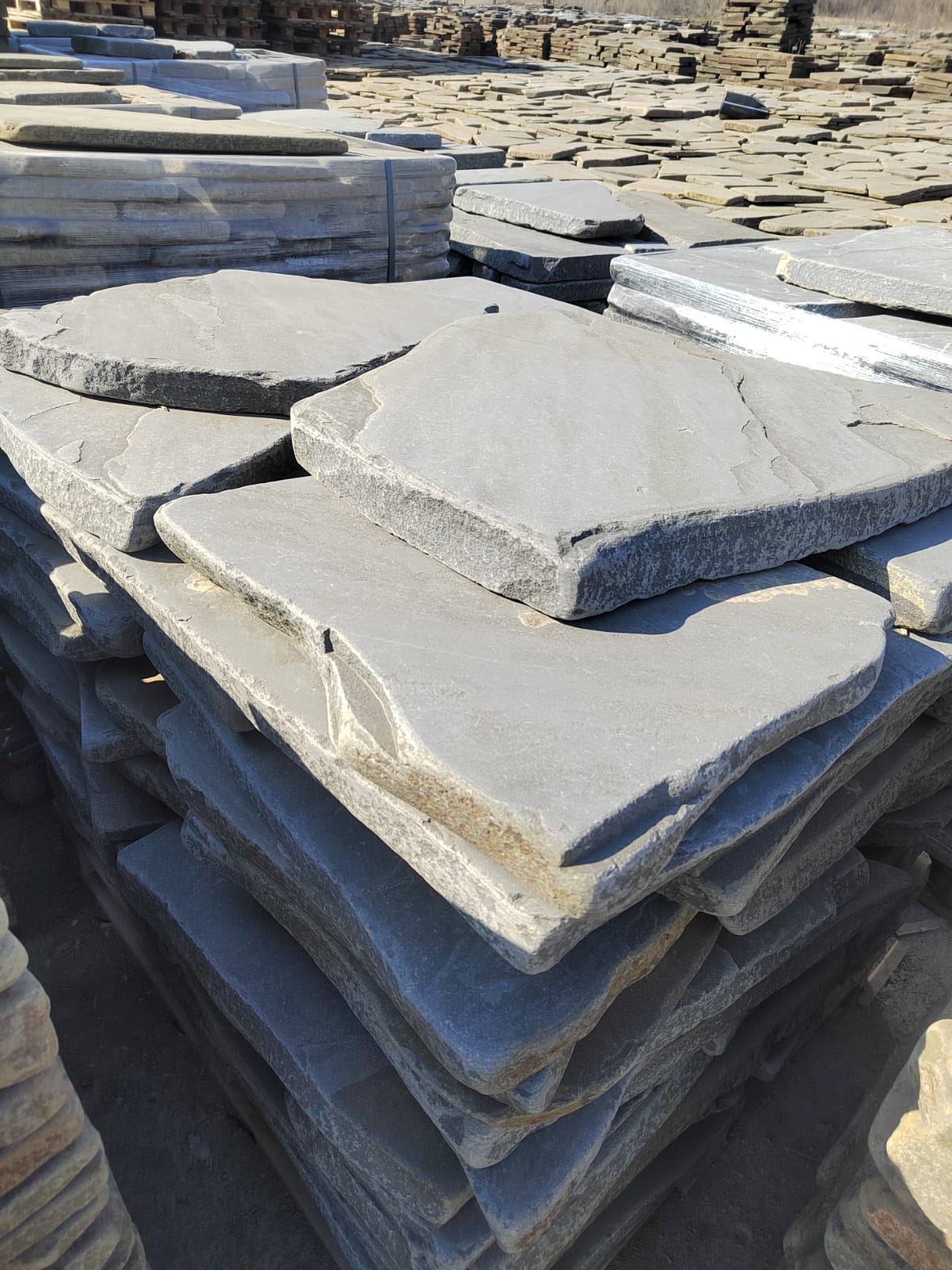 Песчаник пластушка галтованная светло-серая (3,0 см)  купить  в Санкт-Петербурге песчаник светло-серый, серый ландшафтный камень рваный колотый 12 000 руб/м3   фото 