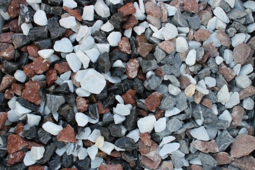  Мраморная крошка (щебень крошка микс : белый-черный-розовый) фр. 20-40 мм.  купить  в Санкт-Петербурге мрамор белый, черный, розовый декоративная ландшафтная крошка 9500 руб/т   фото 