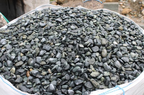  Зеленая галька (щебень галтованный зеленый змеевик) фр. 20-40 мм.  купить  в Санкт-Петербурге мрамор зеленый, салатовый оголтованный щебень мраморный 12 500 руб/т   фото 