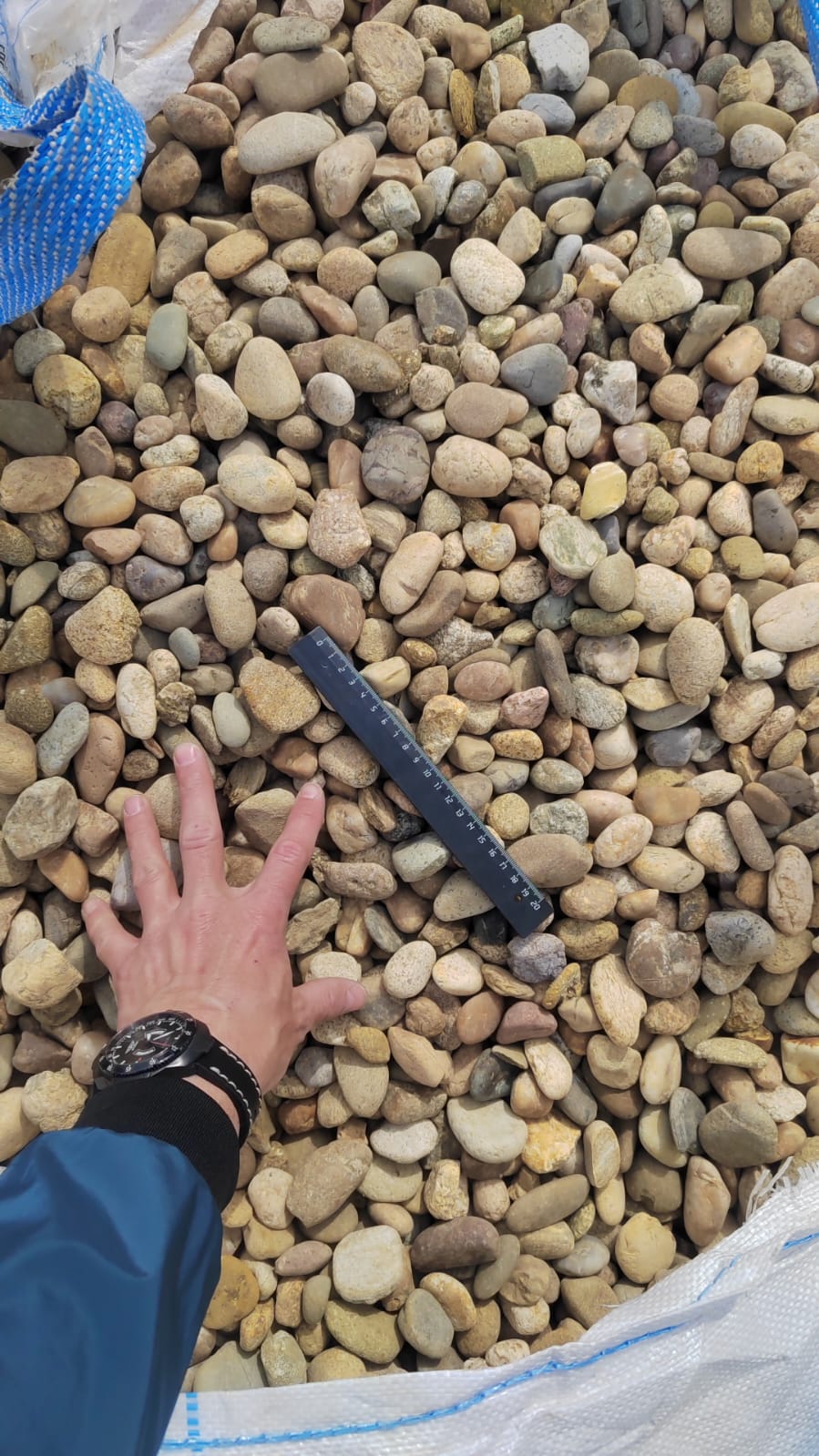  Галька речная окат рыжая фр. 20-40 мм. купить   в Санкт-Петербурге галька речная окатанная рыжая желтая серая округлая речная галька 4000 руб/т   фото 