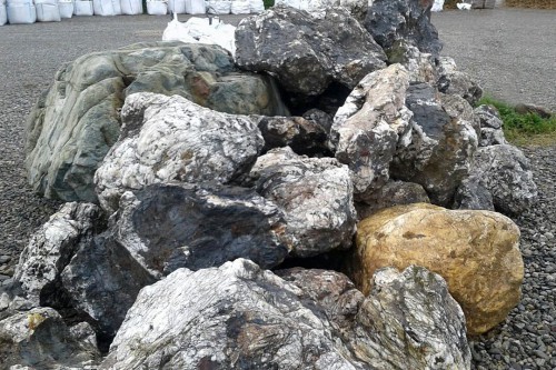  Черный гранит - кварцит фр. 100-500 мм.  купить в Санкт-Петербурге мрамор гранит черный с белыми прожилками, серый, белый валун скальный колотый 7000 руб/т   фото 