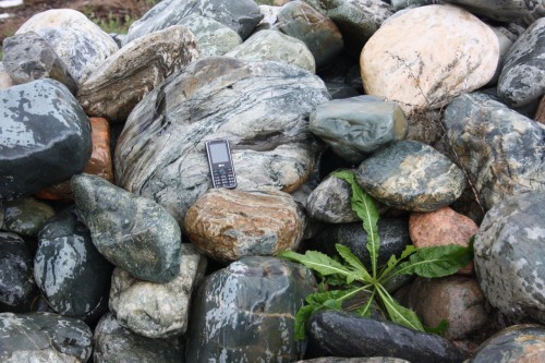  Ландшафтные валунчики фр.100-500 мм.  купить в Санкт-Петербурге крупный природный камень серый, темно-серый, светло-серый речной валун крупный 4800 руб/т   фото 