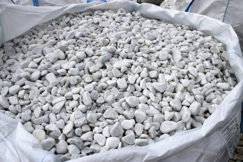  Галька белая мраморная (щебень галтованный белый), фр.20-40 мм.  купить  в Санкт-Петербурге мрамор белый бежевый молочный мраморный щебень декоративный 14500 руб/т   фото 