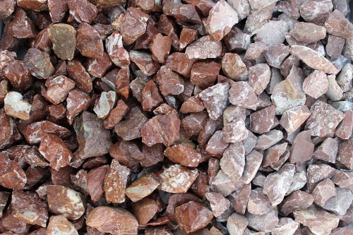  Мраморная крошка (щебень крошка розовый) фр. 20-40 мм.  купить  в Санкт-Петербурге мрамор розовый, красный мраморная крошка декоративная 7700 руб/т   фото 