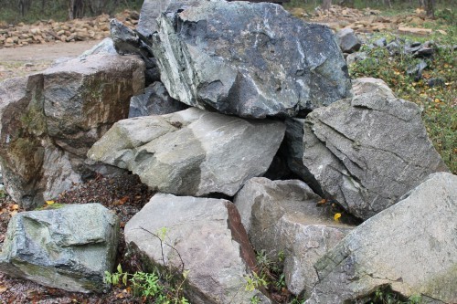  Змеевик скальник фр. 500-1500 мм.  купить в Санкт-Петербурге змеевик зеленый серый черный глыба скальная колотая 7500 руб/т   фото 