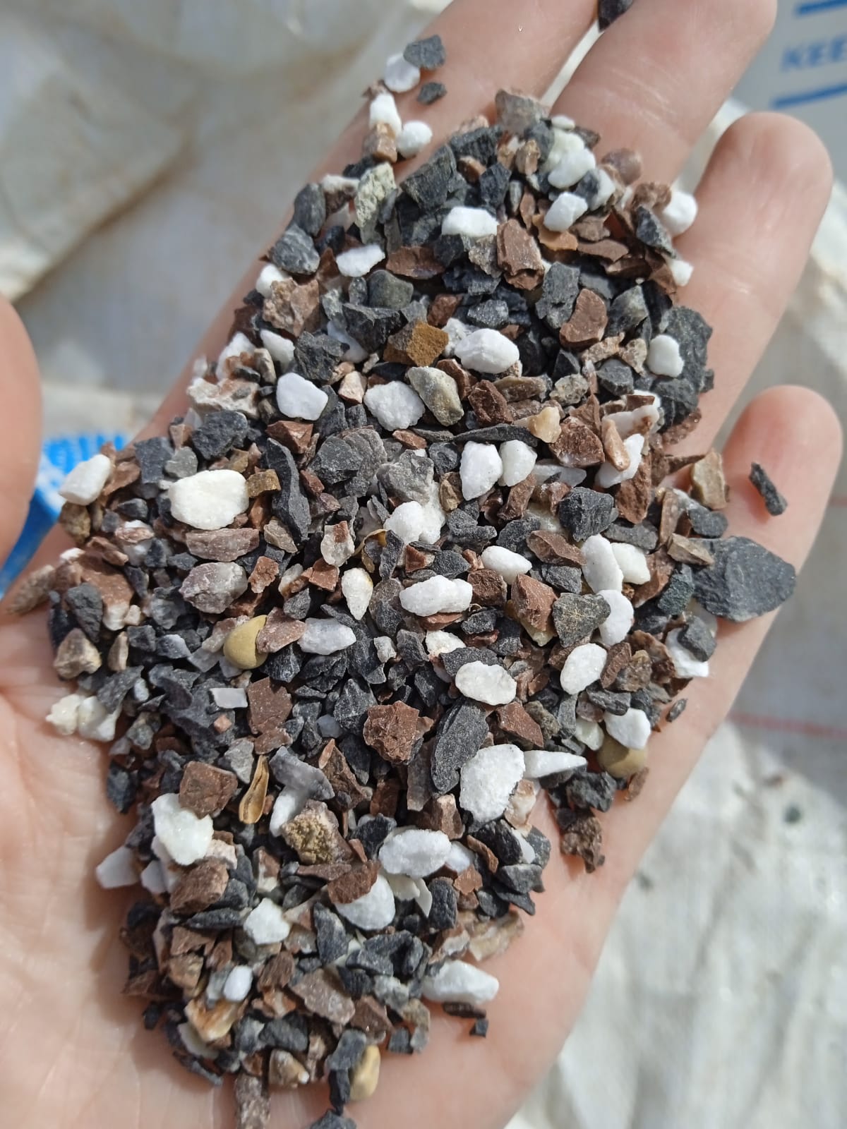  Мраморная крошка (щебень крошка микс: белый-зеленый-розовый) фр. 5-10 мм  купить  в Санкт-Петербурге мрамор белый, зеленый, розовый, разноцветный, молочный декоративная ландшафтная мраморная крошка 9500 руб/т   фото 