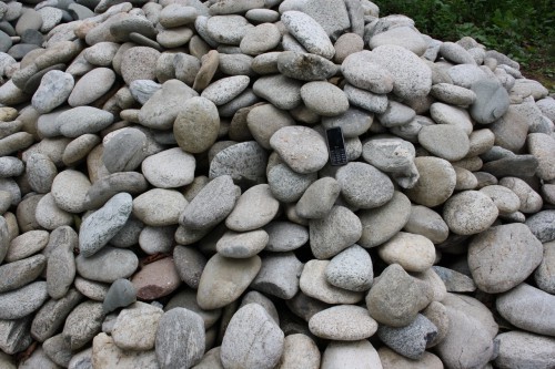 Kamenclub.ru: Галька речная плоская (бело-серая) фр. 100-200-300 мм. купить   в  Санкт-Петербургегалька речная плоская серый, белый, бело-серый, серо-белый речная галька плоская  6000 руб/т   фото КАМЕНЬ КЛУБ