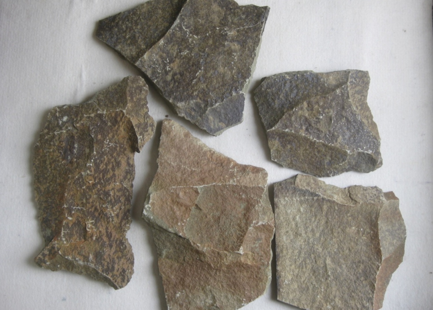 Песчаник пластушка "фонтанка" серо-зеленая (3,0-5,0 см)  купить  в Санкт-Петербурге песчаник серо-зеленая колотые плитки облицовочные пластушки 8 500 руб/м3   фото 