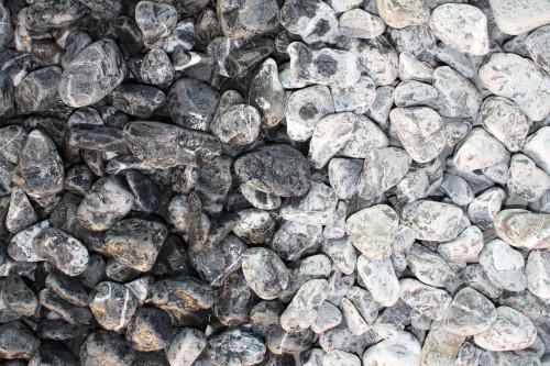  Черная галька (щебень галтованный черный мрамор) фр.20-40 мм.  купить  в Санкт-Петербурге мрамор черный с белыми прожилками мрамор окатанный округлый 13500 руб/т   фото 