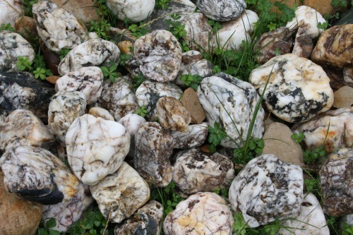  Кварцевый валунчик фр.100-300 мм.  купить в Санкт-Петербурге кварц белый, бежевый молочный рыжий крупный природный камень галечник 7850 руб/т   фото 