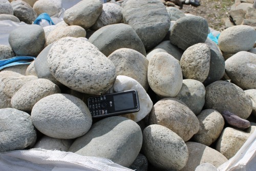  Речной валун (Ассорти) фр.100-300 мм.  купить в Санкт-Петербурге галечник серый, темно-серый, светло-серый речная галька крупных размеров 4200 руб/т   фото 