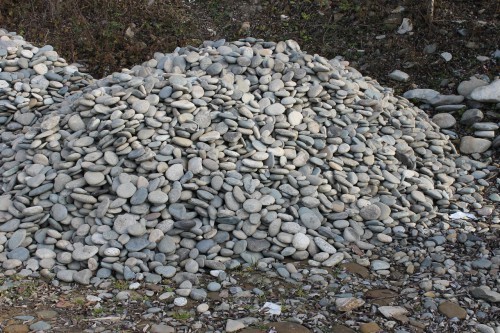 Kamenclub.ru: Галька речная плоская (ассорти) фр. 70-150 мм. купить   в  Санкт-Петербургегалька галечник серый белый темно-серый синий светло-серый плоская природная галька  6200 руб/т   фото КАМЕНЬ КЛУБ