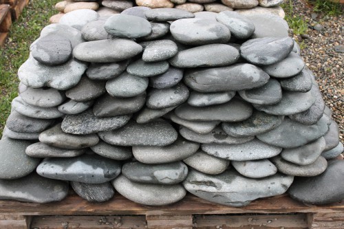 Kamenclub.ru: Галька речная плоская (темно-серая) фр. 100-200-300 мм. купить   в  Санкт-Петербургегалька речная плоская темно-серый, серый, синий речной галечник плоский 6000 руб/т   фото КАМЕНЬ КЛУБ