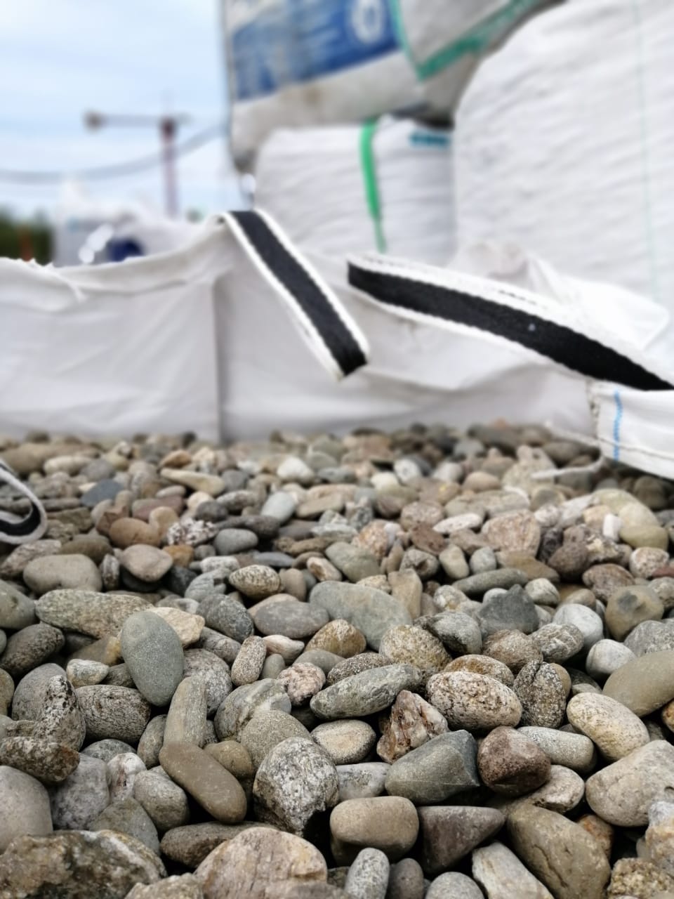  Галька речная окат (пестрая) фр. 20-40 мм. купить   в Санкт-Петербурге галька речная пестрая, серая, серые оттенки галька речная окатанная округлая 4000 руб/т   фото 