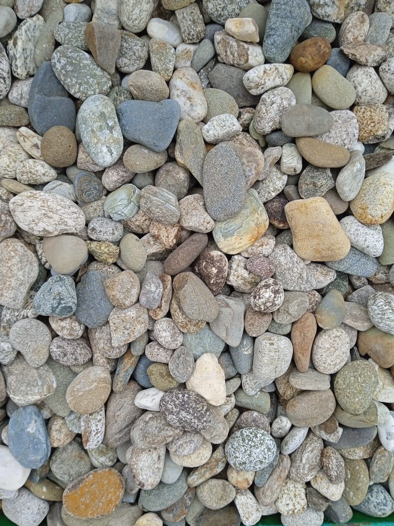  Галька горная речная окат (цветная) фр. 20-40 мм. купить   в Санкт-Петербурге галька речная серый синий бежевый белый окатанная речная галька ландшафтная 5000 руб/т   фото 