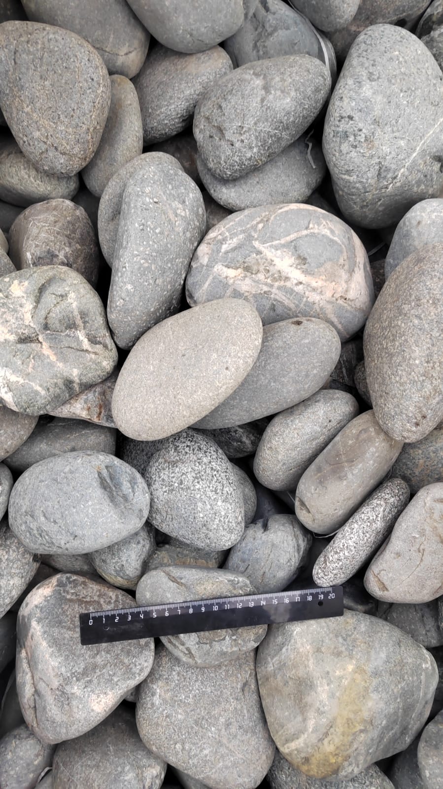 Галька речная окат (темно-серая) фр. 70-150 мм. купить   в Санкт-Петербурге галька речная темно-серая, синяя, серая речная галька округлая  5000 руб/т   фото 