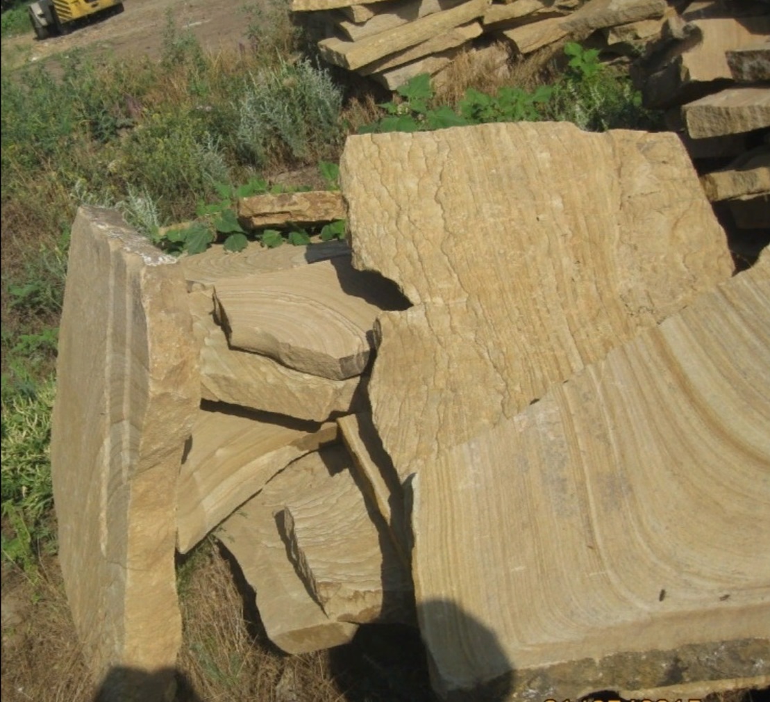 Форматный камень (плаха) пошаговая дорожка от 70-150 см (4 -12 см)  купить  в Санкт-Петербурге плитняк  форматный плаха желтый песчаник 9 000 руб/т   фото 