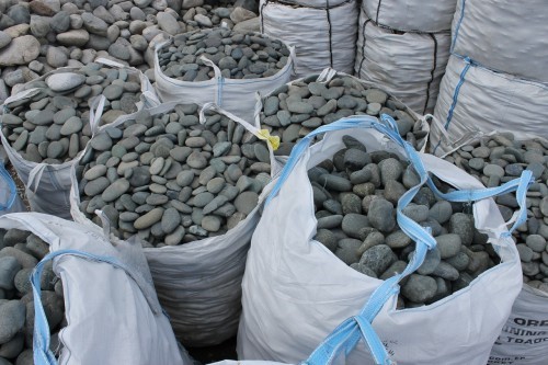  Темно-серый валунчик фр.100-300 мм.  купить в Санкт-Петербурге крупный природный камень серый, темно-серый, светло-серый речная галька большого размера окатанная 4500 руб/т   фото 