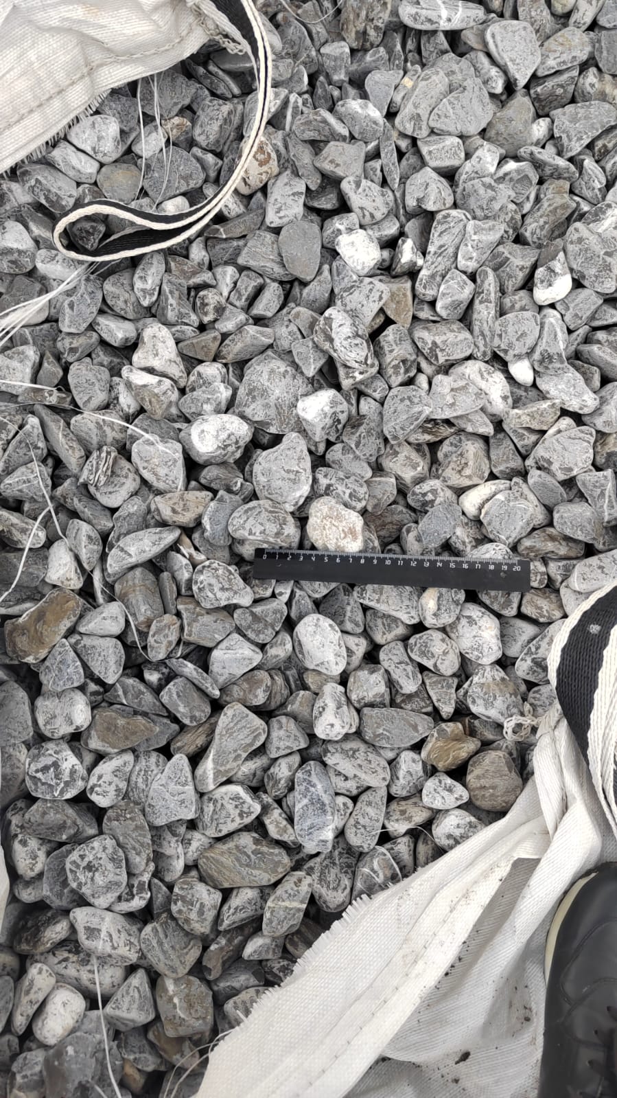  Черная галька (щебень галтованный черный мрамор) фр.40-70 мм.  купить  в Санкт-Петербурге мрамор черный с белыми прожилками, черный, белый щебень галтованный округлый 13500 руб/т   фото 