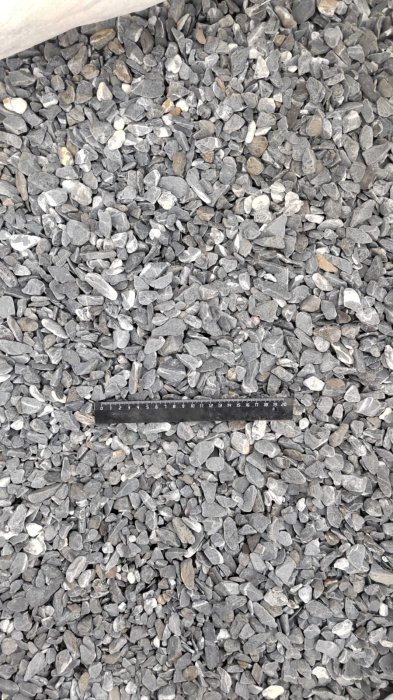 Черная галька с прожилками (галтованный черный мрамор) фр.10-20 мм.  купить  в Санкт-Петербурге мрамор черный с белыми прожилками, черный, белый окатанный округлый ландшафтный декоративный щебень 13500 руб/т   фото 
