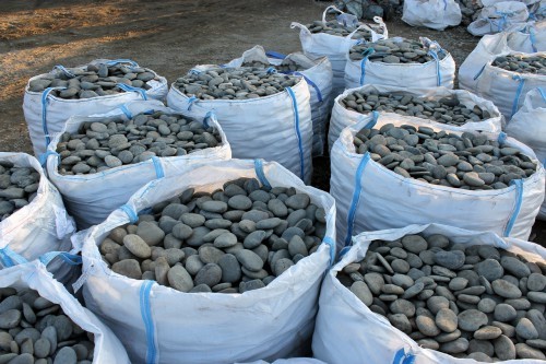Kamenclub.ru: Галька речная плоская (темно-серая) фр. 100-200-300 мм. купить   в  Санкт-Петербургегалька речная плоская темно-серый, серый, синий речной галечник плоский 6000 руб/т   фото КАМЕНЬ КЛУБ