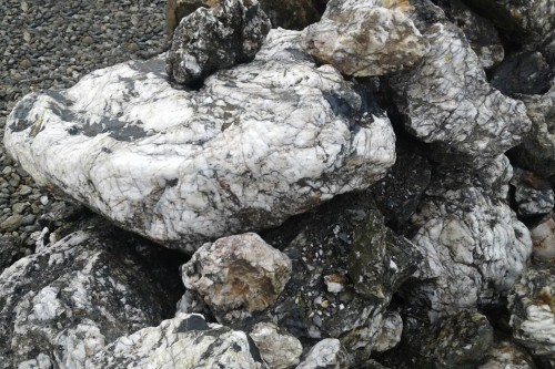  Черный гранит - кварцит фр. 100-500 мм.  купить в Санкт-Петербурге мрамор гранит черный с белыми прожилками, серый, белый валун скальный колотый 7000 руб/т   фото 