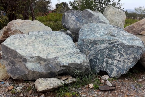 Змеевик скальник фр. 500-1500 мм.  купить в Санкт-Петербурге змеевик зеленый серый черный глыба скальная колотая 7500 руб/т   фото 