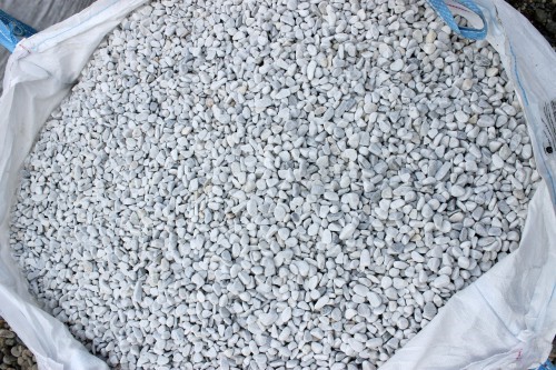  Белая мраморная галька (щебень галтованный белый) фр.10-20 мм.  купить  в Санкт-Петербурге мрамор белый, молочный, айвори окатанный округлый декоративный ландшафтный щебень 14500 руб/т   фото 