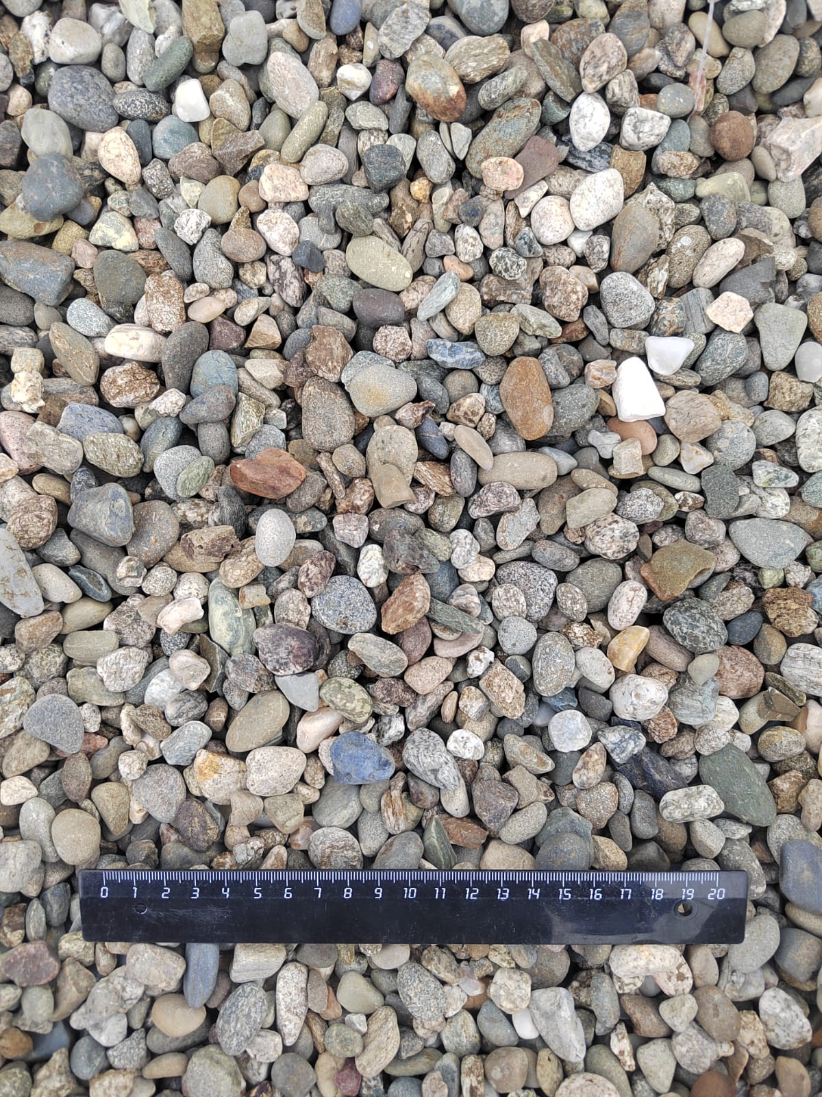  Галька речная окат (серая) фр.10-20 мм купить   в Санкт-Петербурге галька речная серая, серый, темно-серый, светло-серый, коричневый ландшафтная декоративная речная окатанная округлая галька 4000 руб/т   фото 