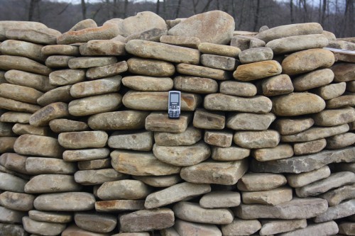 Песчаник для мощения дорожек, площадок, парковок ( фр 5-10 см)  купить  в Санкт-Петербурге песчаник  серый желтый коричневый рыжий песчаник оголтованный окатанный 6500 руб/т   фото 