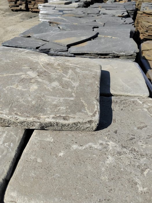  Песчаник пластушка светло-серый (2,0 см)  купить  в Санкт-Петербурге плитняк- ластушка светло-серый, серый рваный ландшафтный плитняк колотый 7 500 руб/м3   фото 