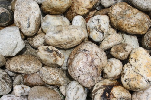  Кварцевый валунчик фр.100-300 мм.  купить в Санкт-Петербурге кварц белый, бежевый молочный рыжий крупный природный камень галечник 7850 руб/т   фото 