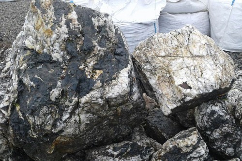  Черный гранит - кварцит фр. 100-500 мм.  купить в Санкт-Петербурге мрамор гранит черный с белыми прожилками, серый, белый валун скальный колотый 7000 руб/т   фото 