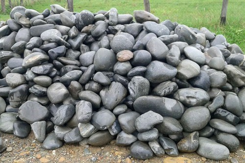  Темно-серый валунчик фр.100-300 мм.  купить в Санкт-Петербурге крупный природный камень серый, темно-серый, светло-серый речная галька большого размера окатанная 4500 руб/т   фото 