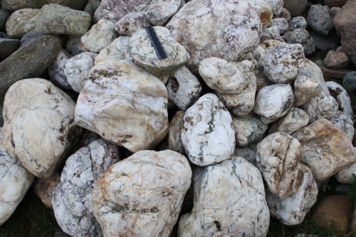  Кварцевый валунчик фр.100-300 мм.  купить в Санкт-Петербурге кварц белый, бежевый молочный рыжий крупный природный камень галечник 7850 руб/т   фото 