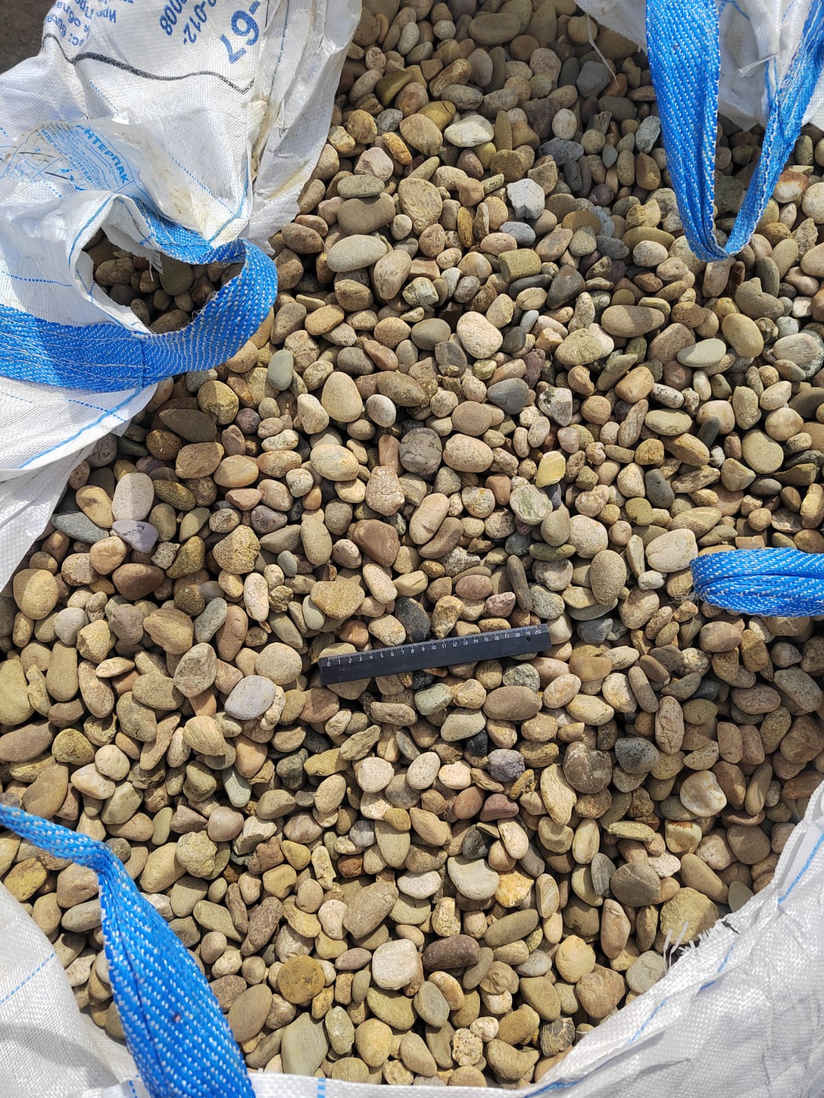  Галька речная окат рыжая фр. 20-40 мм. купить   в Санкт-Петербурге галька речная окатанная рыжая желтая серая округлая речная галька 4000 руб/т   фото 