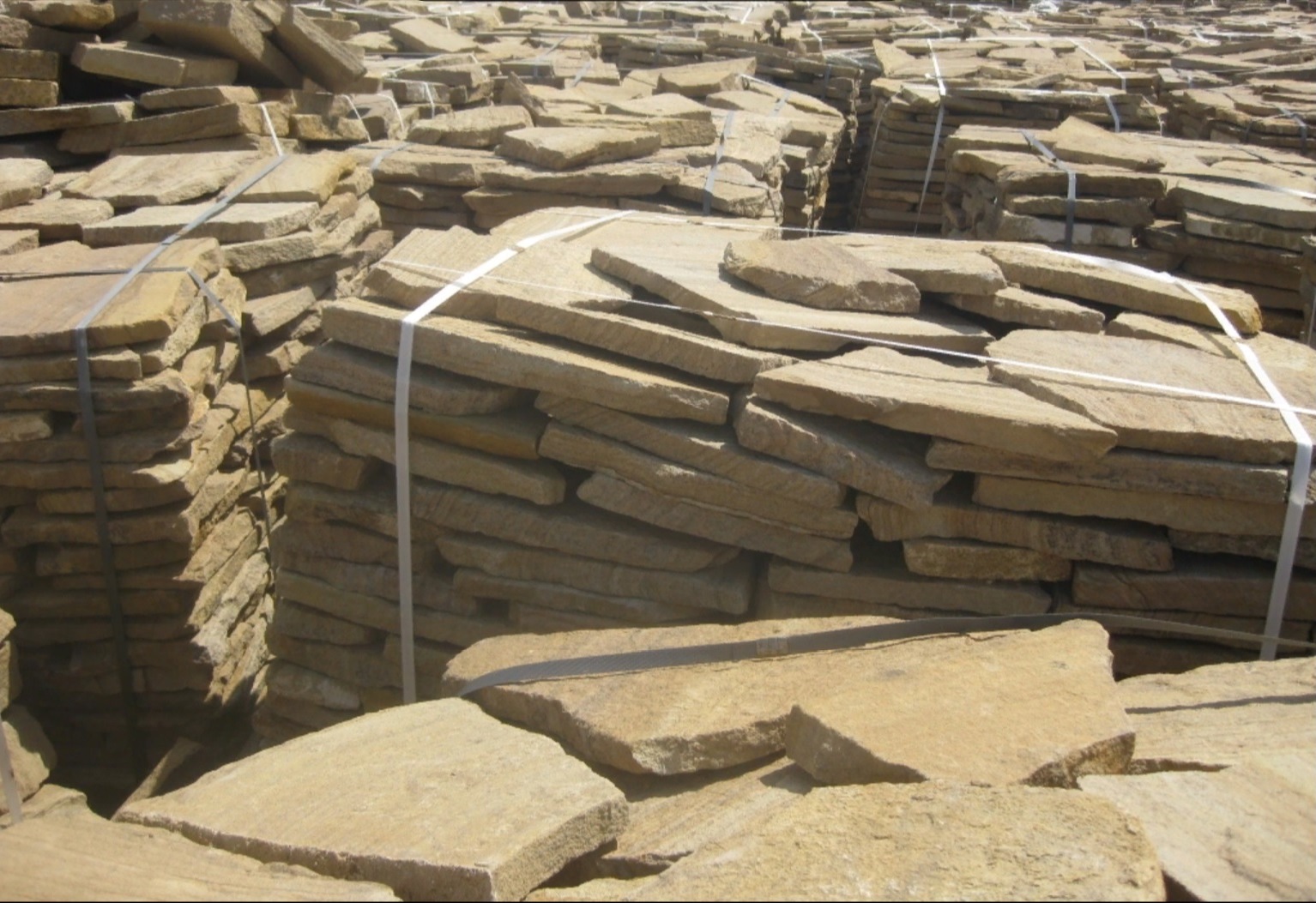 Песчаник пластушка желтый с рисунком (3 см)  купить  в Санкт-Петербурге песчаник желтый с рисунком, рыжий, желтый песчаник пластушка ландшафтная рваная 8 500 руб/м3   фото 