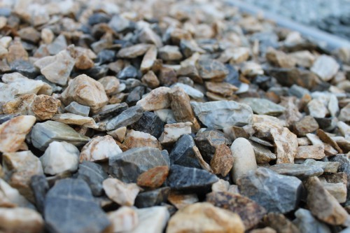  Мраморная крошка (щебень крошка медовый), фр. 10-20 мм.  купить  в Санкт-Петербурге песчаник бежевый, серый каменная ландшафтная крошка  9900 руб/т   фото 