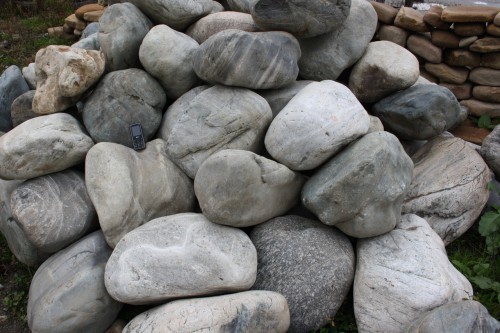  Речной валун Кабанчик фр.300-500 мм.  купить в Санкт-Петербурге крупный природный камень галька серый, темно-серый речной валун галечник масштабный 7000 руб/т   фото 