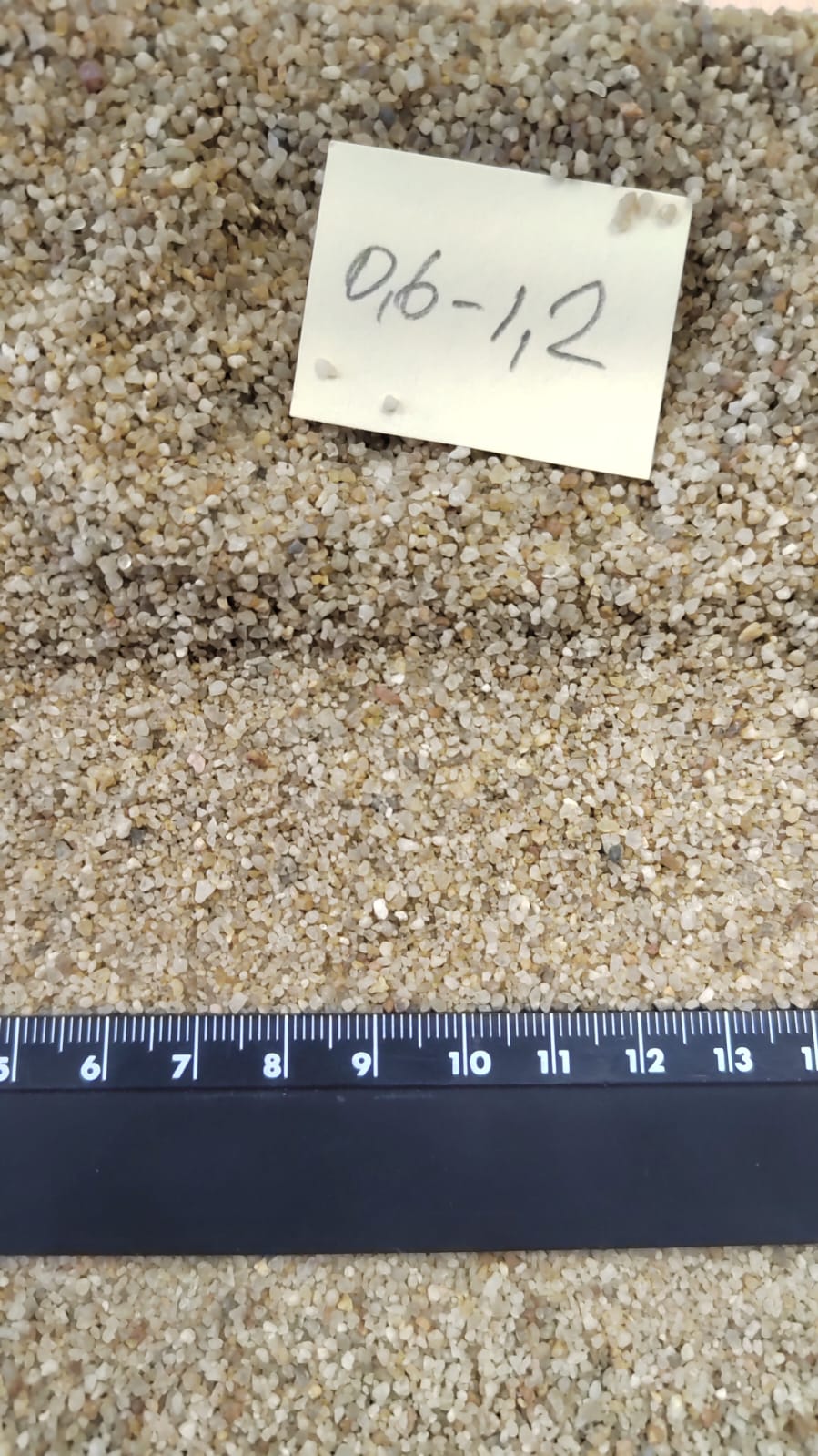 Кварцевый песок для площадок фр. 0,6-1,2 мм.  купить в Санкт-Петербурге фото 