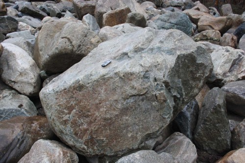  Гранит скальник (серо-зеленый) фр. 500-1500 мм.  купить в Санкт-Петербурге гранит мрамор  серый зеленый темно-серый глыба скальная колотая ландшафтная 7 500 руб/т   фото 