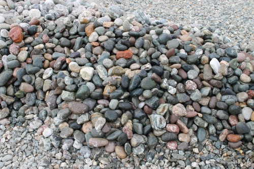  Галька окат (цветная картошка) фр. 50-100 мм. купить   в Санкт-Петербурге галька природная окатанная серый белый цветной синий темно-серый коричневый округлый галечник окатанный 4500 руб/т   фото 