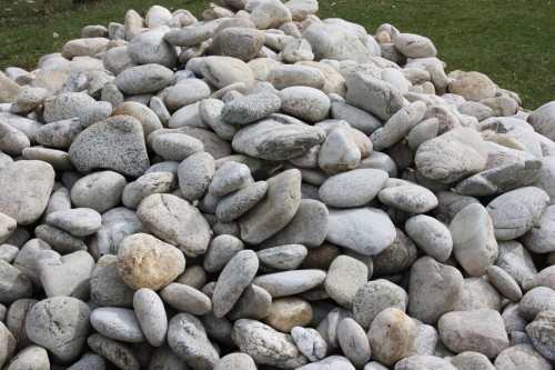  Бело-серый валунчик фр.100-300 мм.  купить в Санкт-Петербурге крупный камень для ландшафта серый, белый бело-серый валун крупная галька 4500 руб/т   фото 