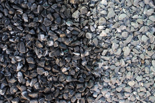  Черная галька с прожилками (галтованный черный мрамор) фр.10-20 мм.  купить  в Санкт-Петербурге мрамор черный с белыми прожилками, черный, белый окатанный округлый ландшафтный декоративный щебень 13500 руб/т   фото 