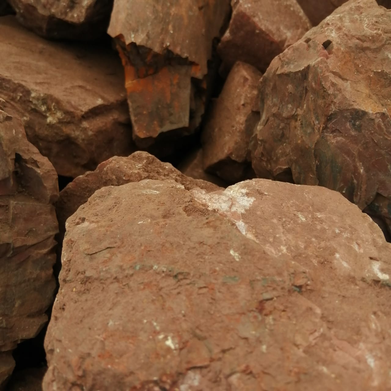 фото Яшма красная  (фр. 70-100 мм)  купить в Санкт-Петербурге в интернет-портале 