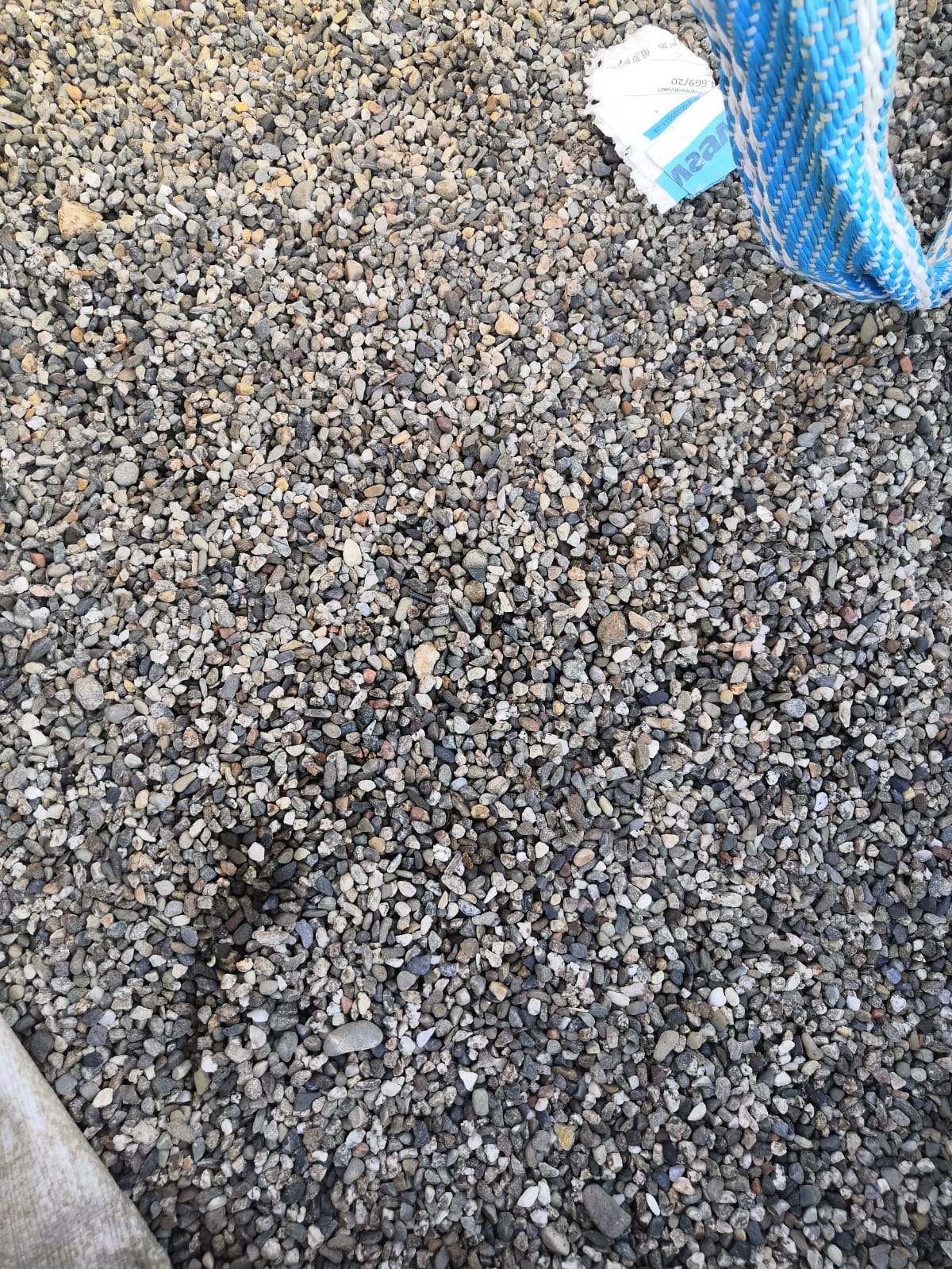  Галька речная окат (серая) фр.3-5 мм купить   в Санкт-Петербурге галька речная серая бежевый темно-серый окатанный речной камень округлый 8000 руб/т   фото 