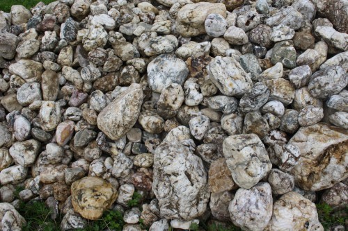  Кварцевый валунчик фр.100-300 мм.  купить в Санкт-Петербурге кварц белый, бежевый молочный рыжий крупный природный камень галечник 7850 руб/т   фото 